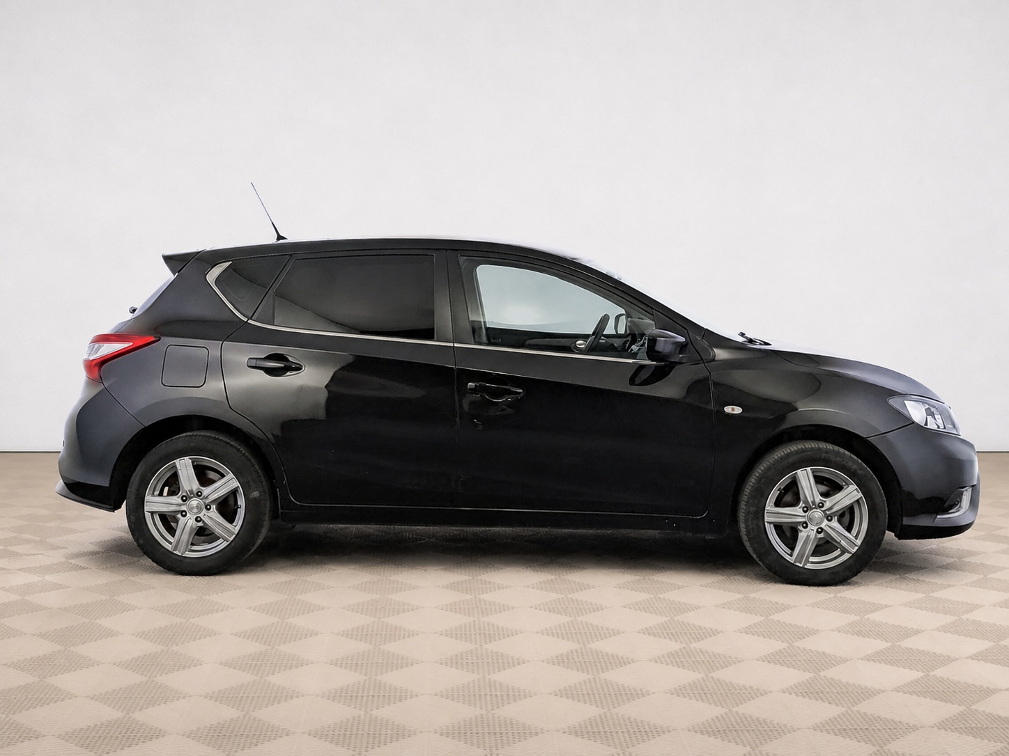 Nissan - Nissan Tiida, 2015